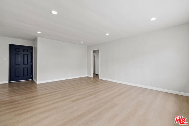 10914 Mcvine Avenue, Sunland CA: https://media.crmls.org/mediaz/aedd8c70-bfd4-4ee4-9179-c65759fcd920.jpg