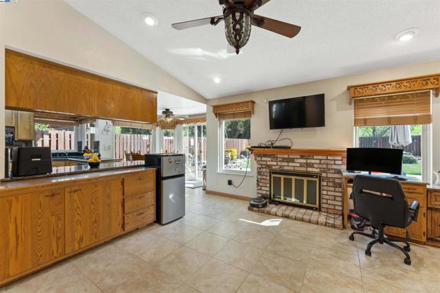 2901 Larkspur Dr., Antioch CA: https://media.crmls.org/mediaz/aede257c-636e-4612-8120-951d57561ff8.jpg