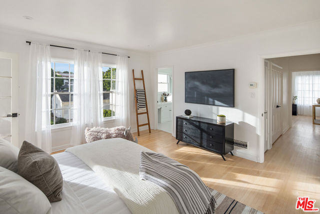 625 N Sierra Drive, Beverly Hills CA: https://media.crmls.org/mediaz/aedf0d67-07f9-430c-9b3a-2f09c141ba37.jpg