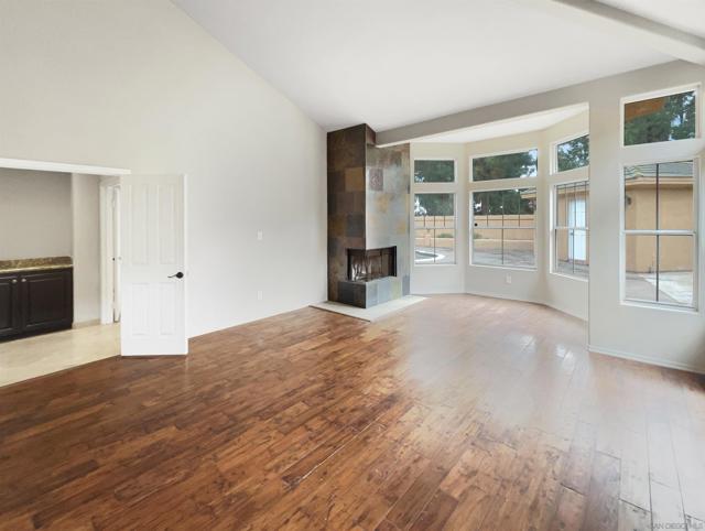 1128 Mansiones Ln, Chula Vista CA: https://media.crmls.org/mediaz/aedf2f32-56ba-4b02-89f9-10894c1bff00.jpg
