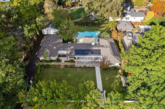 55 Cora Ct, Walnut Creek CA: https://media.crmls.org/mediaz/aee02279-4526-48e2-9a8f-043351c040eb.jpg