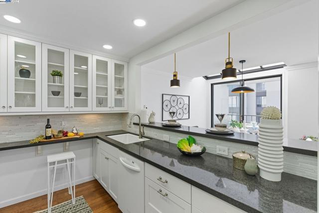 156 Lombard St, San Francisco CA: https://media.crmls.org/mediaz/aee18de2-9f28-4e83-83d2-970b8f033818.jpg