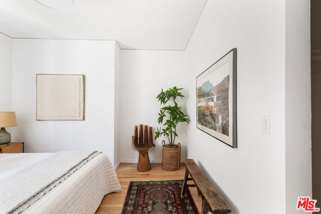 519 1/2 Rose Avenue, Venice CA: https://media.crmls.org/mediaz/aee20b2a-73bf-4a53-9ab7-721ba992b123.jpg