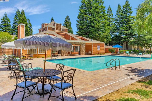 383 Eastridge Dr, San Ramon CA: https://media.crmls.org/mediaz/aee259f7-0c9c-4356-b787-20703f4da045.jpg