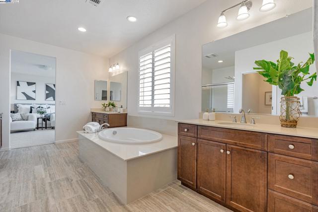 4005 Sarasta Bay Dr, Pittsburg CA: https://media.crmls.org/mediaz/aee28f39-81cf-41f0-b47b-38661a644d94.jpg