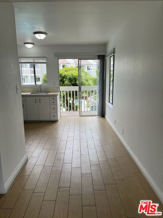 233 South Ventura Road, 141 photo 6