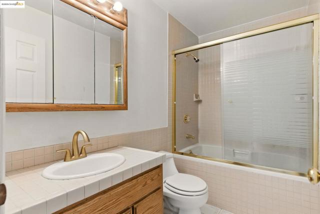 6223 Valroy Dr, San Jose CA: https://media.crmls.org/mediaz/aee65145-5bc8-4f6b-89ec-a3a9f2c7e2bd.jpg