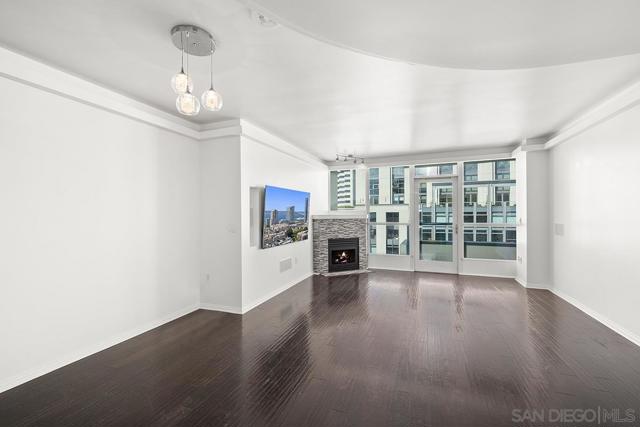 555 Front Street, San Diego CA: https://media.crmls.org/mediaz/aee6b65e-c0a8-4403-8dfc-dca83b6cd19e.jpg