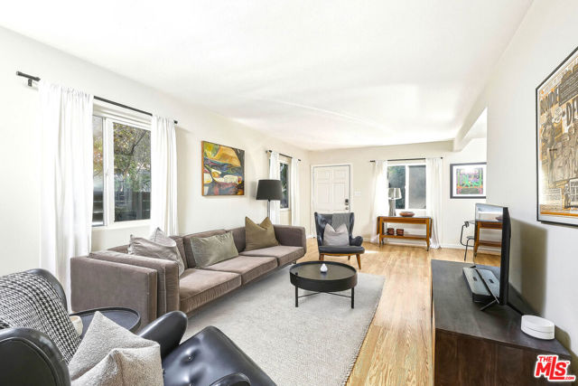 517 Venice Way, Venice CA: https://media.crmls.org/mediaz/aee81634-e2f9-4367-9b8b-c299b36cf997.jpg