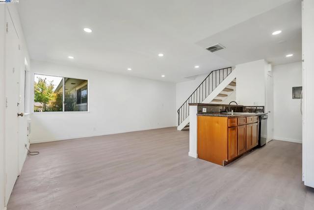 2274 Peacock Pl, Union City CA: https://media.crmls.org/mediaz/aee90984-9331-49aa-9012-9e21bb724970.jpg