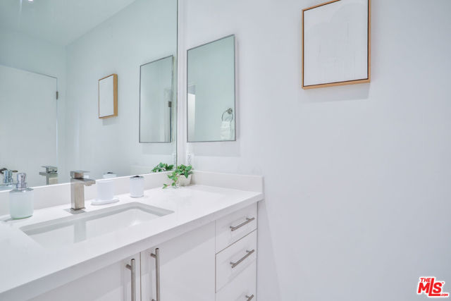 2207 Ocean Front Walk, Venice CA: https://media.crmls.org/mediaz/aee91e38-7010-490e-b305-151337b40d1c.jpg