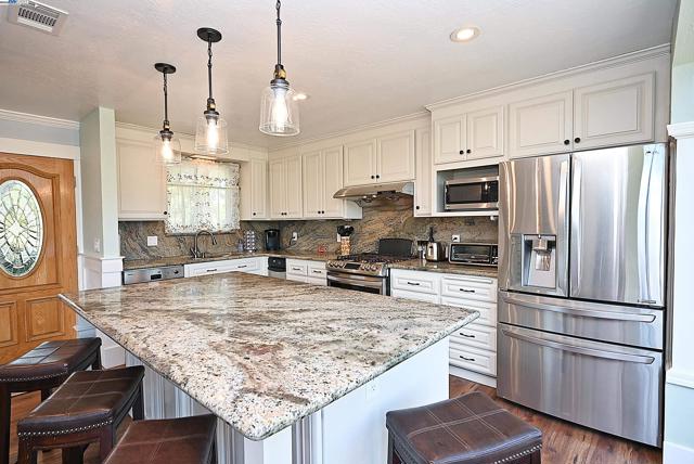 5295 Winifred Dr, Castro Valley CA: https://media.crmls.org/mediaz/aee93ae8-d308-4625-907a-b1635918b006.jpg