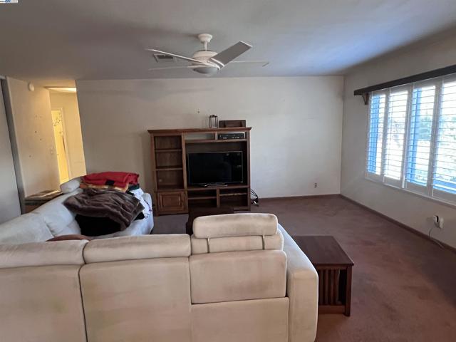 1222 Murdell Ln, Livermore CA: https://media.crmls.org/mediaz/aeea01c6-5271-4f76-996a-fa6a196f1bc9.jpg