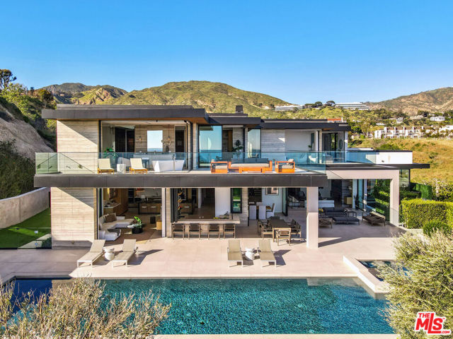 23917 Malibu Road, Malibu CA: https://media.crmls.org/mediaz/aeeb2b0e-6d0e-4fbc-88c7-0e99cce6e0fc.jpg