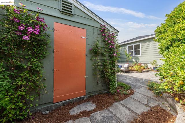 1621 Everett St, El Cerrito CA: https://media.crmls.org/mediaz/aeeb463f-a7b3-49bb-a452-39f6f59c7b8c.jpg