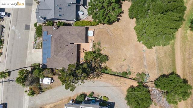 11718 Cranford Way, Oakland CA: https://media.crmls.org/mediaz/aeeb8fa6-0c83-4459-a76b-d1b15aa800b9.jpg