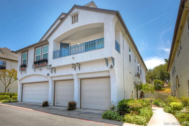 Corner unit, direct access to the garage.  Great quiet location in the complex.