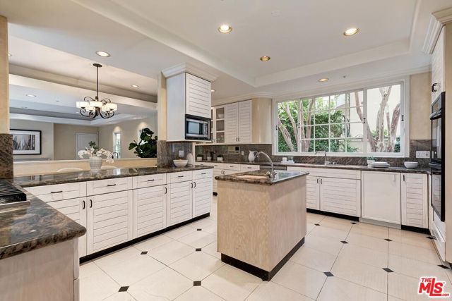 110 N Oakhurst Drive, Beverly Hills CA: https://media.crmls.org/mediaz/aeedd457-5529-49b0-a96d-a1a26e915aa2.jpg
