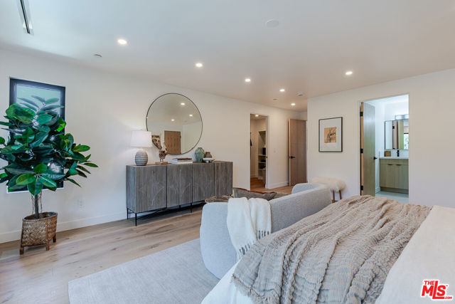 11559 La Maida Street, Valley Village CA: https://media.crmls.org/mediaz/aeee8907-5209-4954-8d9b-e0c92f00e8e6.jpg