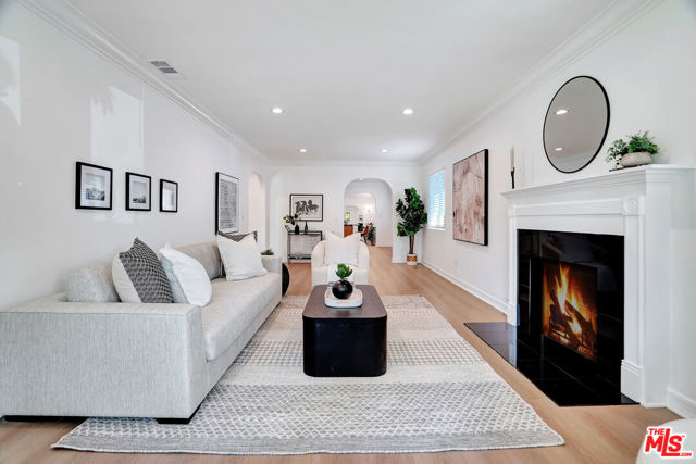 4476 Calhoun Avenue, Sherman Oaks CA: https://media.crmls.org/mediaz/aeeeae94-e904-4547-a6cb-edeeae15a576.jpg