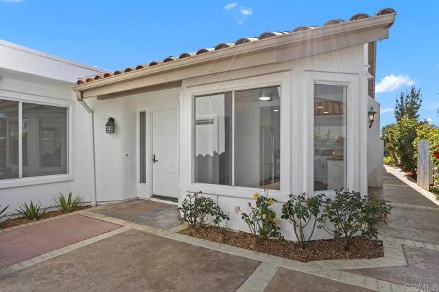 4905 Alicante Way, Oceanside CA: https://media.crmls.org/mediaz/aeef3038-9211-4699-b7fb-e7fb6031921b.jpg