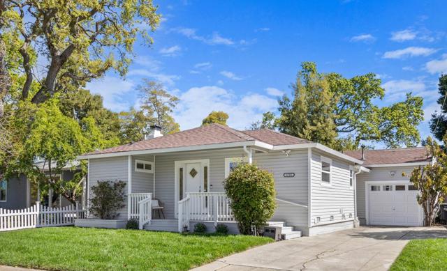 3755 Bay Road, Menlo Park CA: https://media.crmls.org/mediaz/aef04065-3380-4e82-bd56-96aab9c6e607.jpg
