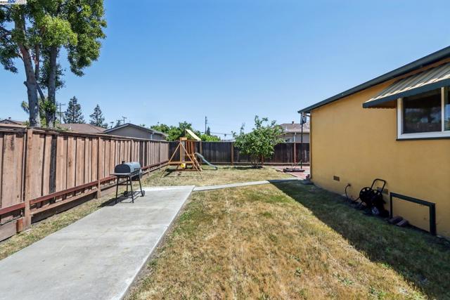 759 Bishop Ave, Hayward CA: https://media.crmls.org/mediaz/aef08bc1-4a06-4fbb-9cfe-2e89a01cb637.jpg