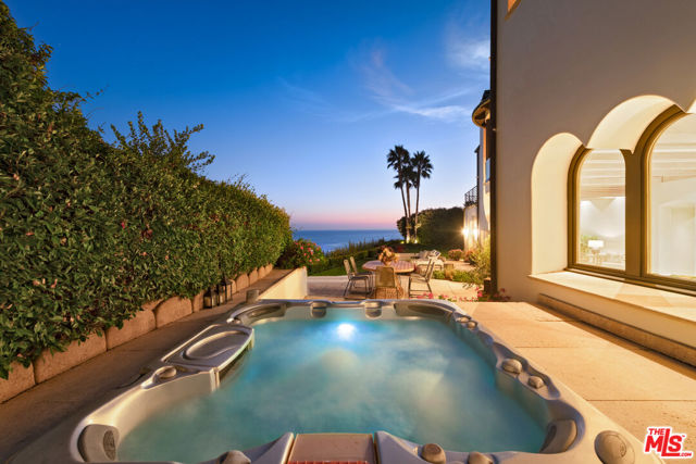 32804 Pacific Coast Highway, Malibu CA: https://media.crmls.org/mediaz/aef1cb2b-509e-4e45-8385-f79995f22ae8.jpg