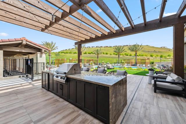 7259 Lembert Hills Dr, Dublin CA: https://media.crmls.org/mediaz/aef23df9-7e88-43ad-afcf-04a1ba57ea58.jpg