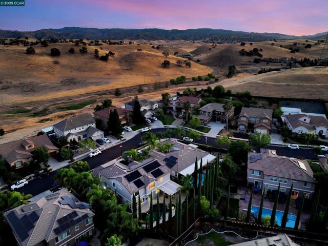 2593 Camel Back Rd, Brentwood CA: https://media.crmls.org/mediaz/aef2d507-239c-4c14-ba07-5f32505974f1.jpg
