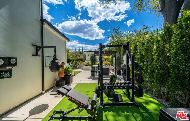 18938 Wells Drive, Tarzana CA: https://media.crmls.org/mediaz/aef36af3-e126-4d98-be2b-9a4324a05a42.jpg