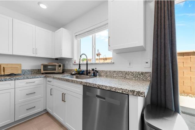 7741 Forestdale Way, Elk Grove CA: https://media.crmls.org/mediaz/aef43550-fc19-4832-bea0-3b49f4a4d14a.jpg