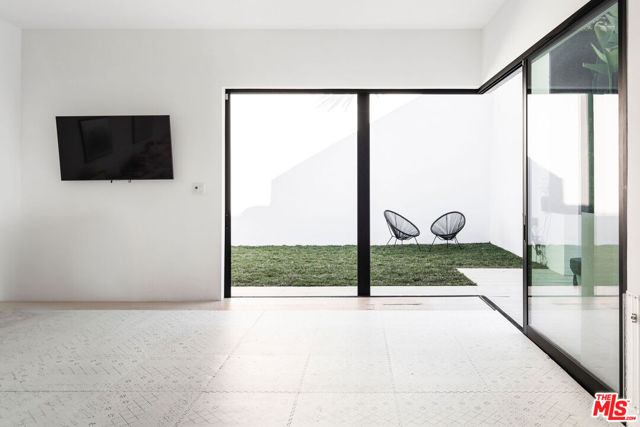 2048 N Beverly Drive, Beverly Hills CA: https://media.crmls.org/mediaz/aef446a7-1584-457e-af23-34d3eb421a3d.jpg