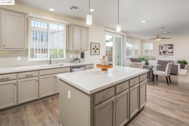 270 Guthrie Lane, Brentwood CA: https://media.crmls.org/mediaz/aef49b74-ea03-4e39-9959-9496d90b6d41.jpg