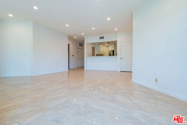 458 N Oakhurst, Beverly Hills CA: https://media.crmls.org/mediaz/aef4c35b-e42e-4743-9fc4-f42b7d318cee.jpg