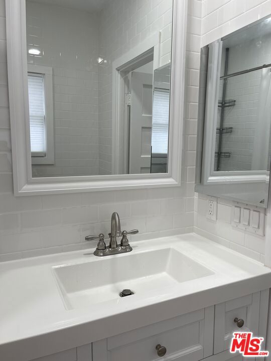 1307 Innes Place, Venice CA: https://media.crmls.org/mediaz/aef57d71-8a49-4770-810d-da9f4751790d.jpg