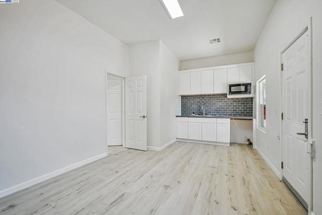 3920 Gravenstein Hwy, Sebastopol CA: https://media.crmls.org/mediaz/aef5ada4-d54b-4ca8-bd27-61261e463dd2.jpg