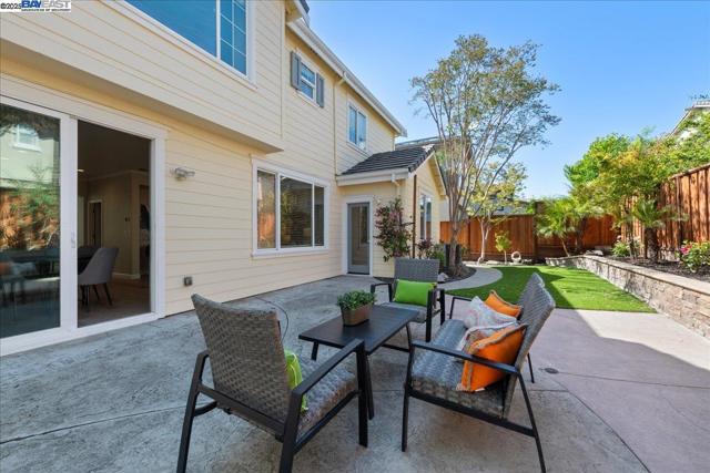 5200 N Forestdale Cir, Dublin CA: https://media.crmls.org/mediaz/aef5dff1-5a5b-4076-80c8-2194e26665a9.jpg