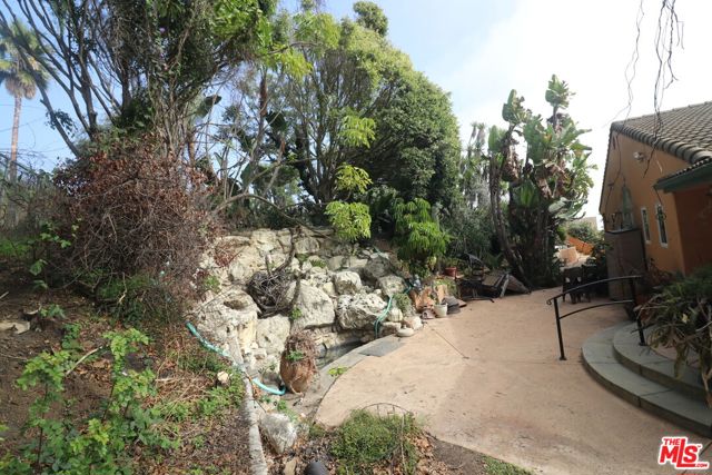 20776 Big Rock Drive, Malibu CA: https://media.crmls.org/mediaz/aef6095e-21df-42cd-836d-bea944cd6172.jpg