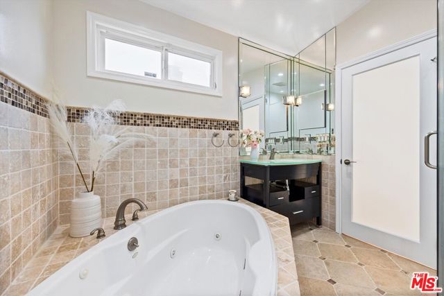 2376 Dewey Street, Santa Monica CA: https://media.crmls.org/mediaz/aef63aca-7284-4bdf-9c87-29676899dd60.jpg