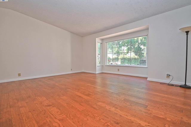 4919 Mohr Ave, Pleasanton CA: https://media.crmls.org/mediaz/aef6ff11-0d31-457c-b7fb-bd2ab3a4b1a6.jpg
