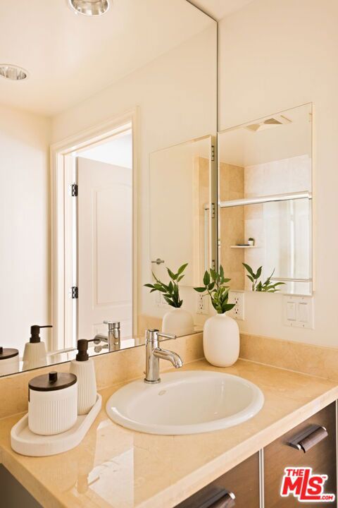 325 Arnaz Drive, Los Angeles CA: https://media.crmls.org/mediaz/aef705de-8689-4c14-9aa8-827e1db74a11.jpg