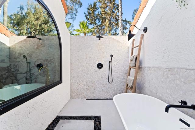 1170 Rancho Encinitas Dr, Encinitas CA: https://media.crmls.org/mediaz/aef706f8-16e2-472c-8f11-12d04c5f2056.jpg