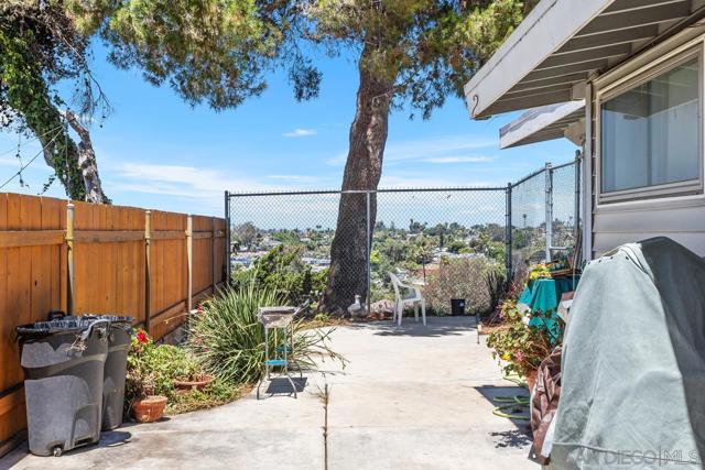 252 Santa Clara Dr, Vista CA: https://media.crmls.org/mediaz/aef73c2f-8f5a-423d-a295-e6e995e46224.jpg