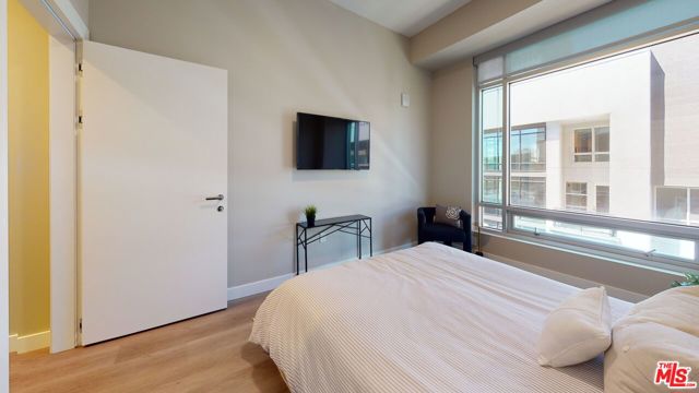 520 N Central Avenue, Glendale CA: https://media.crmls.org/mediaz/aef86573-f9e8-4b92-bc9e-6a26c52d57a6.jpg