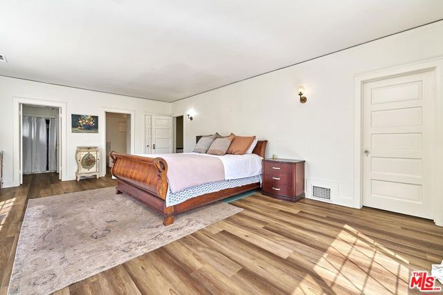 728 S Windsor Boulevard, Los Angeles CA: https://media.crmls.org/mediaz/aefb6dc3-1212-4897-8192-568814400487.jpg