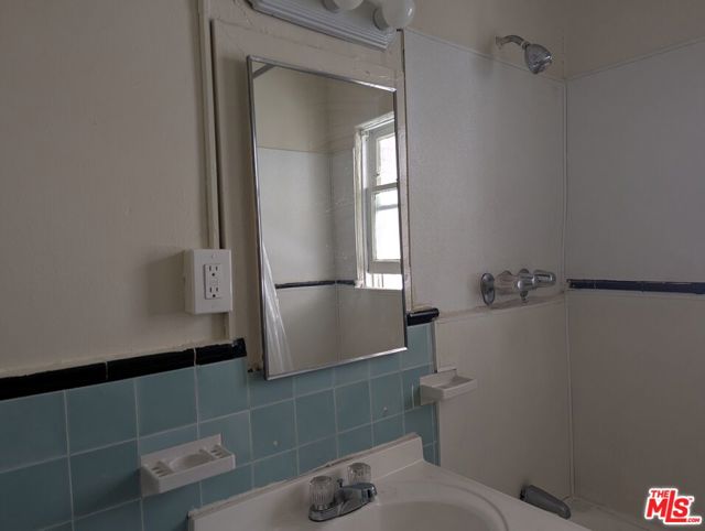 657 S COCHRAN Avenue, Los Angeles CA: https://media.crmls.org/mediaz/aefca5bb-a76d-462d-b1ab-801e7b9965f8.jpg