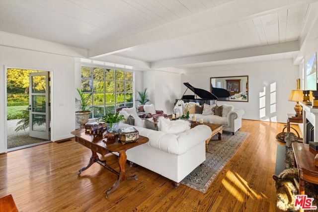 880 Knollwood Drive, Santa Barbara CA: https://media.crmls.org/mediaz/aefcb240-e788-4ce7-94a7-65439b925581.jpg