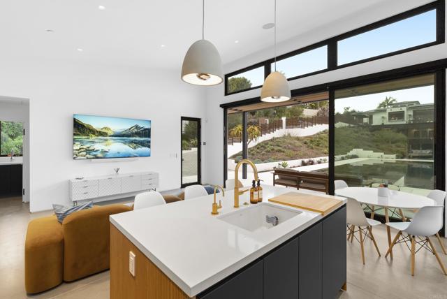 Detail Gallery Image 17 of 22 For 318 S Nardo, Solana Beach,  CA 92075 - 7 Beds | 7/1 Baths