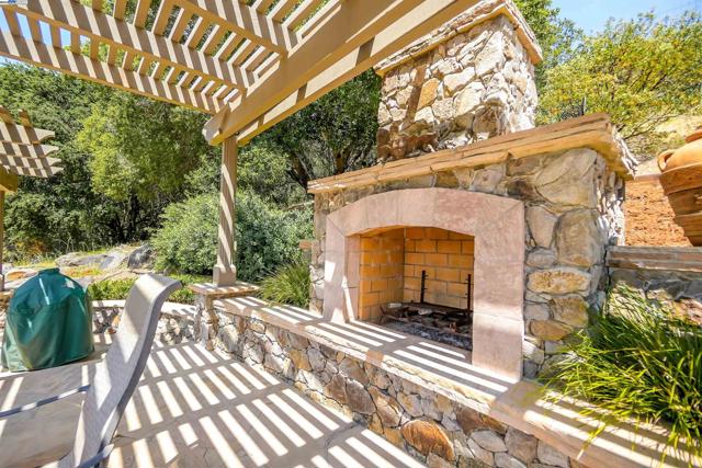 8700 Oak Tree Ln, Castro Valley CA: https://media.crmls.org/mediaz/aefd5a1c-a88b-4d02-bc8d-657cf5bad831.jpg